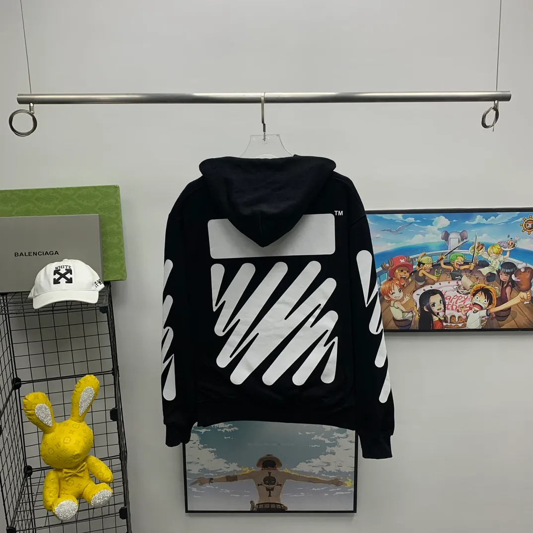 [New] Top tested version OFF-WHITE OW black and white graffiti brush wavy pattern zebra crossing ECG men's and women's loose T-shirt men's and women's same style hoodie sweatshirt After the ECG series, the tiger stripe pattern appears again. This may be another simple and luxurious new model after the merger with LV. Awesome black and white color scheme, new artistic derivation of signature elements, and simple fashion style is remarkable. Small dropped shoulders, slightly wide style, suitable for both men and women.  Imported glue technology, extremely strong. 21 brand new washable collar label tags, customized one to one. The fabric is 480g double-ply double-yarn terry fabric, which is full of drape and smooth to the touch. A must-have for fall and winter!  Color: Black Size: XS-L P:390